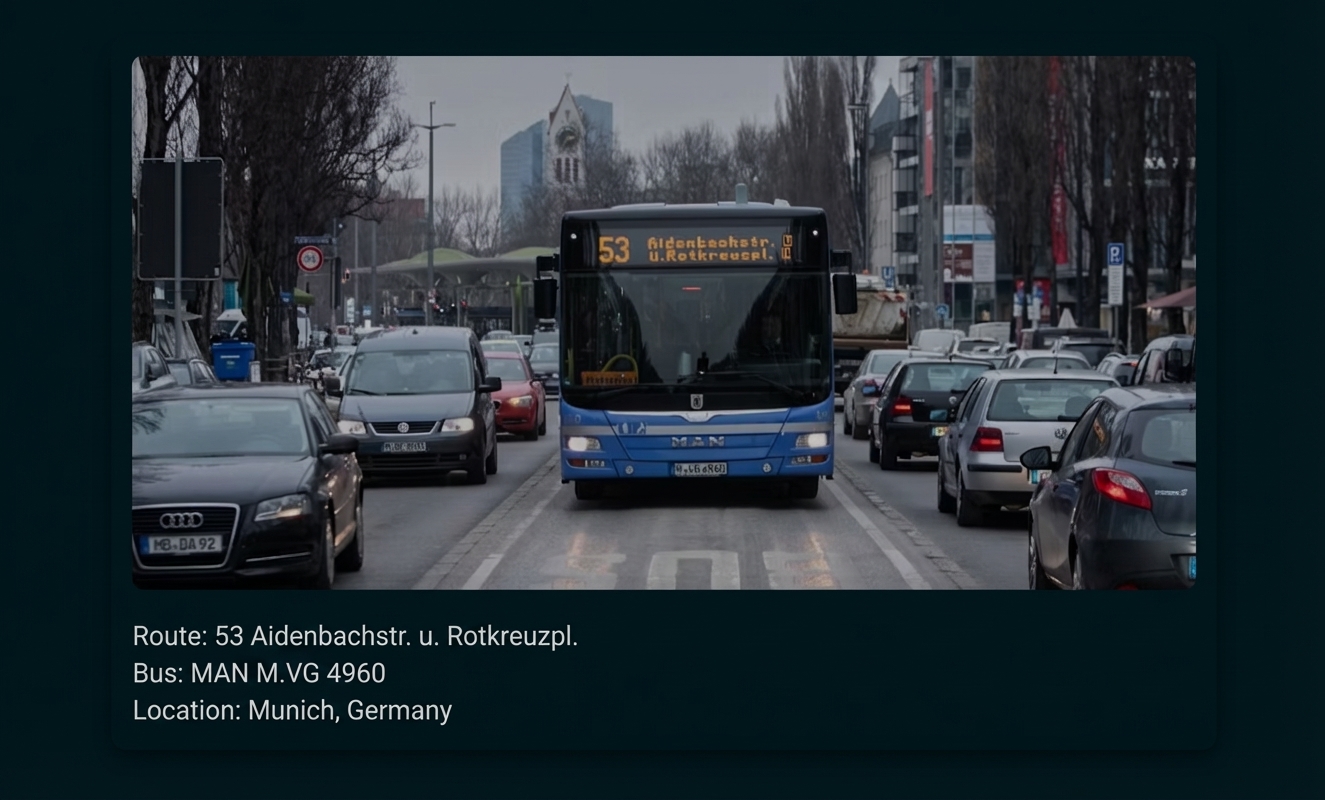 Stadtstraße mit blauem Linienbus in der Mitte, umgeben von vielen Autos, dichter Verkehr